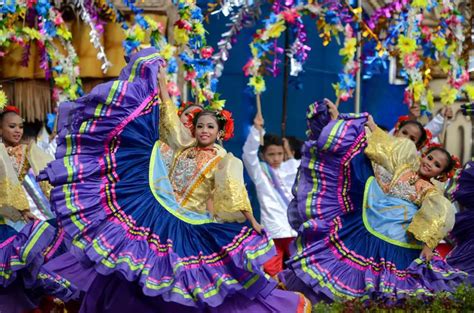  Fiesta!: Een Kaleidoscopische Reis Door De Filipijnse Cultuur